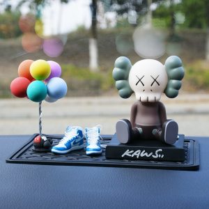 gau-kaws-trang-tri-oto-6