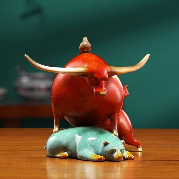 Tượng bò tót và gấu đối đầu để bàn