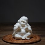 Tượng Di Lặc để xe ô tô đáng yêu