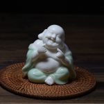 Tượng Di Lặc để xe ô tô đáng yêu