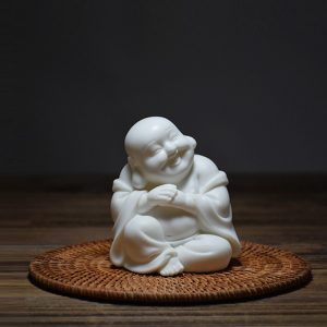 Tượng Di Lặc để xe ô tô đáng yêu