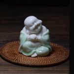 Tượng Di Lặc để xe ô tô đáng yêu