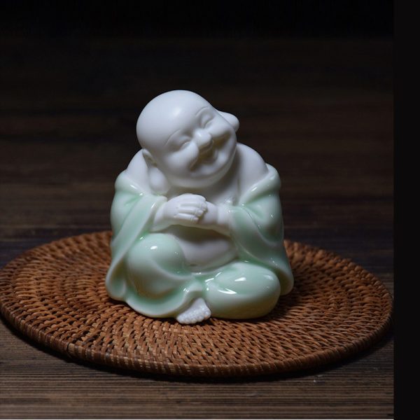 Tượng Di Lặc để xe ô tô đáng yêu