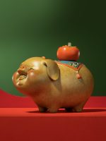 Tượng heo cõng quả hồng bằng đồng cao cấp
