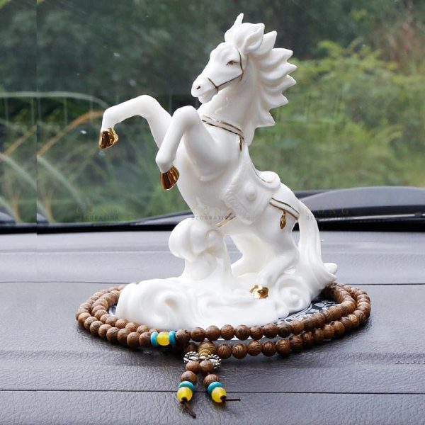 Tượng ngựa phong thủy đặt oto