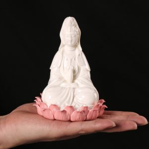 Tượng Quan Âm tọa đài sen