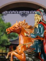 Quan công cưỡi ngựa cầm thanh long uyển nguyệt đạo