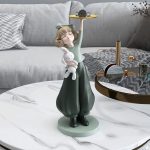 Tượng cô gái bưng khay để cạnh sofa phòng khách