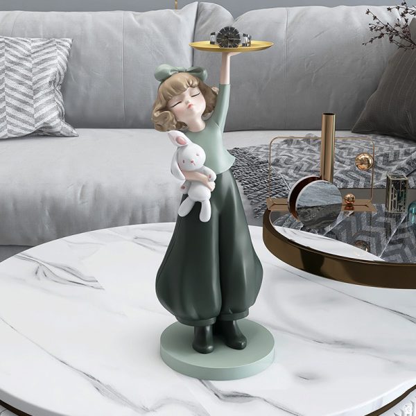 Tượng cô gái bưng khay để cạnh sofa phòng khách