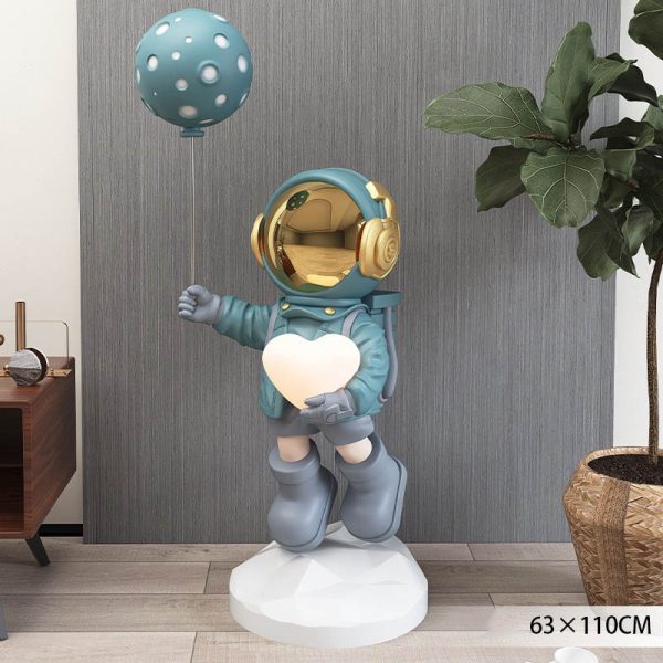 Tượng decor phi hành gia ôm bóng trái tim để sàn phòng khách