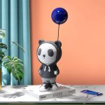 Tượng decor gấu panda cầm bóng để bàn phòng khách