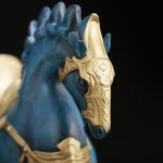 Tượng ngựa đeo mặt nạ