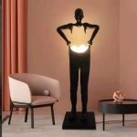 Tượng decor người giữ đèn sáng tạo