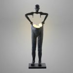 Tượng decor người giữ đèn sáng tạo
