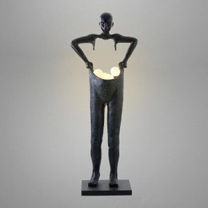Tượng decor người giữ đèn sáng tạo
