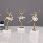 Nghệ sĩ múa ballet trang trí kệ tivi