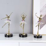 Nghệ sĩ múa ballet trang trí kệ tivi