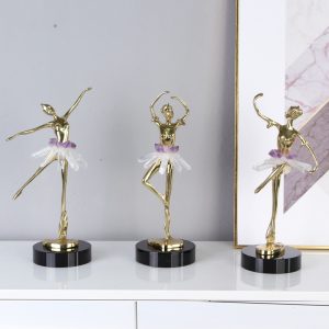 Nghệ sĩ múa ballet trang trí kệ tivi