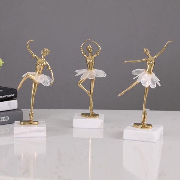 Nghệ sĩ múa ballet trang trí kệ tivi
