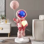 Tượng decor phi hành gia ôm bóng trái tim để sàn phòng khách