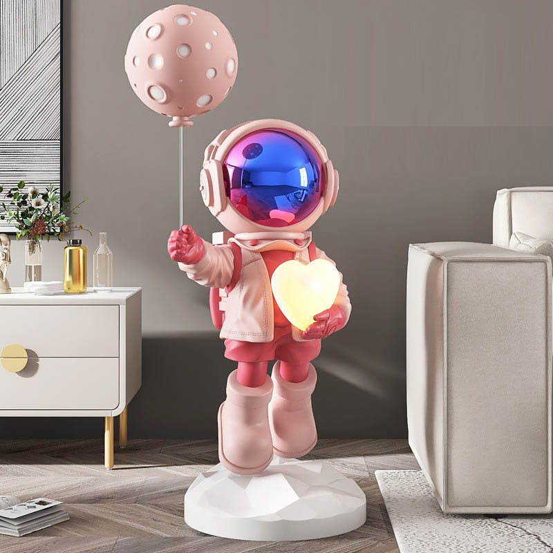 Tượng decor phi hành gia ôm bóng trái tim để sàn phòng khách