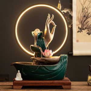 Thác khói trầm hương bàn tay Phật