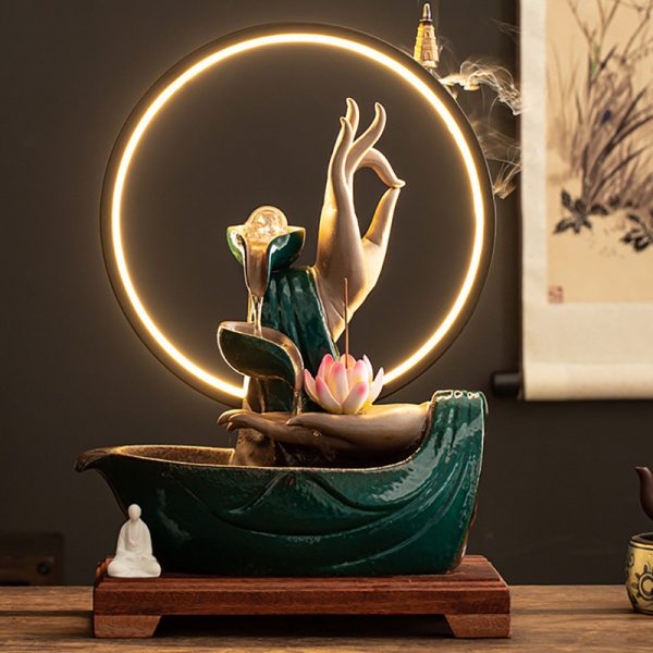 Thác khói trầm hương bàn tay Phật