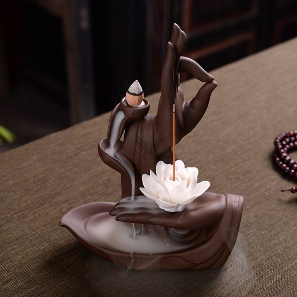 Thác khói trầm hương bàn tay Phật