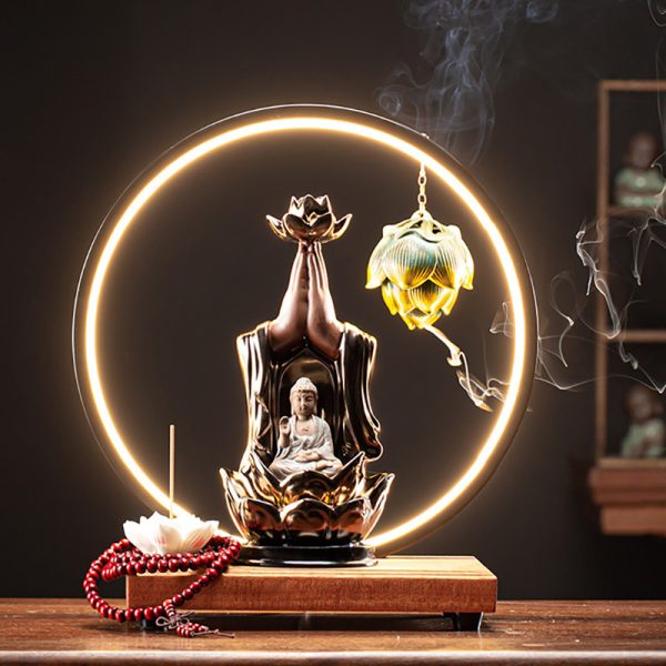 Thác khói trầm hương tay Phật