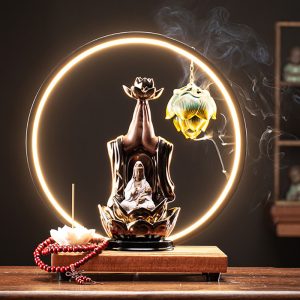 Thác khói trầm hương tay Phật