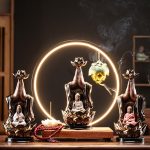 Thác khói trầm hương tay Phật