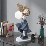 Tượng cô gái ôm bóng decor CD1432