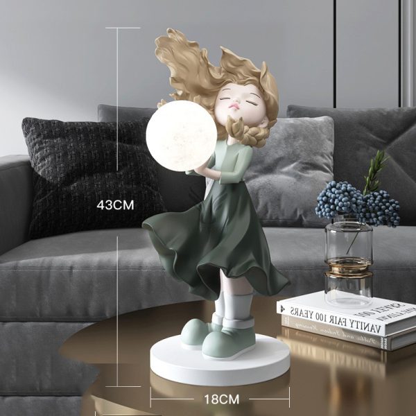 Tượng cô gái ôm bóng decor CD1432