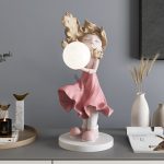 Tượng cô gái ôm bóng decor CD1432
