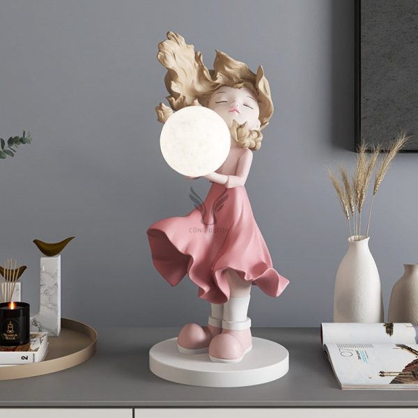 Tượng cô gái ôm bóng decor CD1432