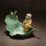 Thác khói trầm hương tượng Phật trên lá