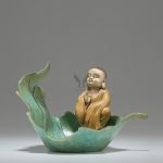 Thác khói trầm hương tượng Phật trên lá