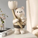 Tượng gấu ôm hoa decor