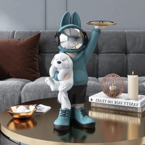 Tượng phi hành gia ôm thỏ độc đáo