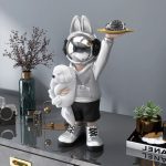 Tượng phi hành gia ôm thỏ độc đáo