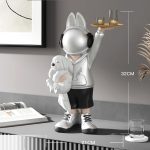 Tượng phi hành gia ôm thỏ độc đáo