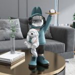 Tượng phi hành gia ôm thỏ độc đáo