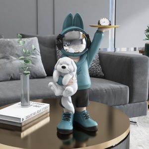Tượng phi hành gia ôm thỏ độc đáo