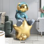 Tượng phi hành gia ngồi trên ngôi sao CD1522