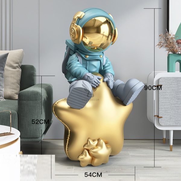 Tượng phi hành gia ngồi trên ngôi sao CD1522