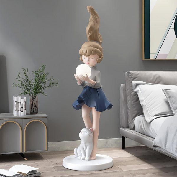 Tượng bé gái ôm đèn