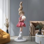 Tượng bé gái ôm đèn