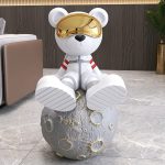 Tượng gấu ngồi trên hành tinh