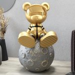 Tượng gấu ngồi trên hành tinh