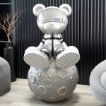 Tượng gấu ngồi trên hành tinh